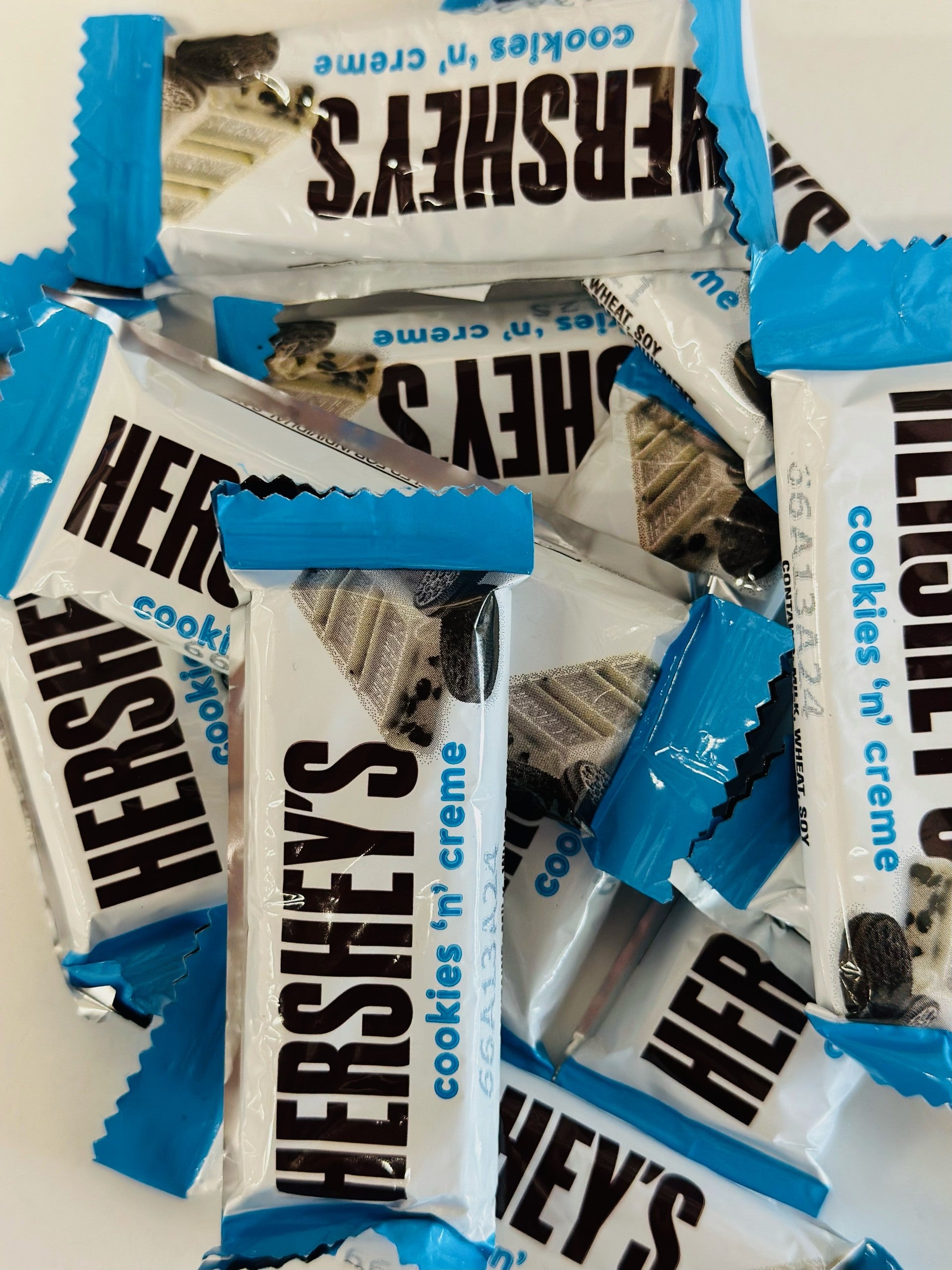 Hershey's White Chocolate Cookies N Creme Snack Size Bar 12g